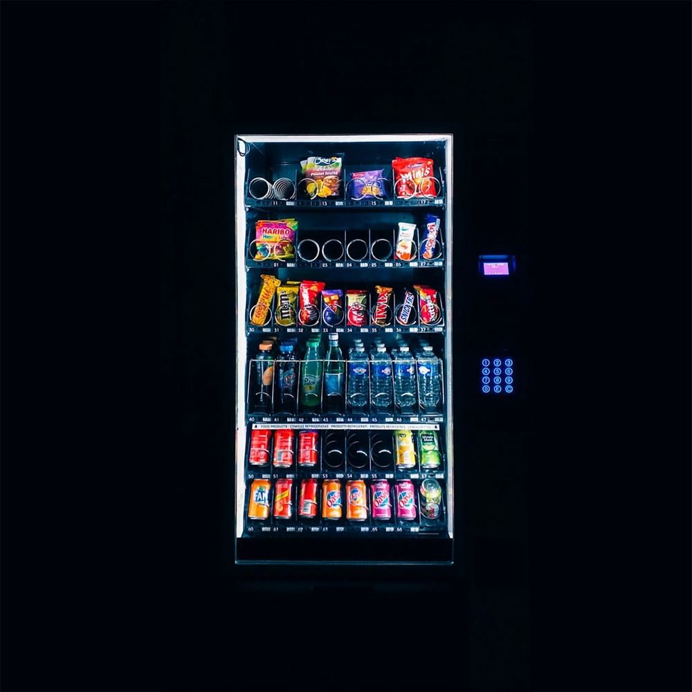 Vending machine iluminada à noite
