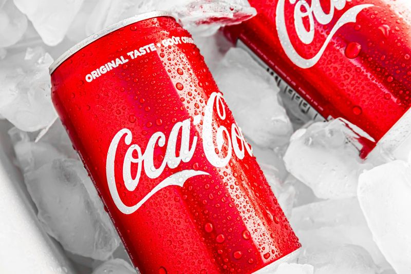 Latas de refrigerante geladas no gelo